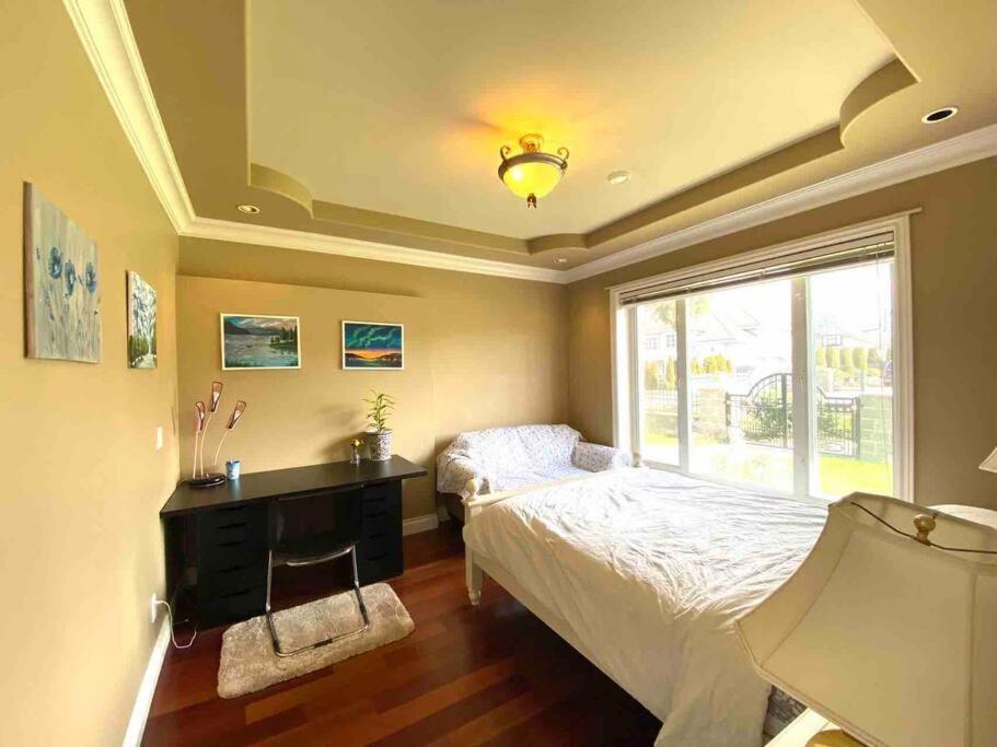 Lucky Suite, Two-Bedroom Suite With Independent Entrance In Richmond Close To Yvr Exterior photo